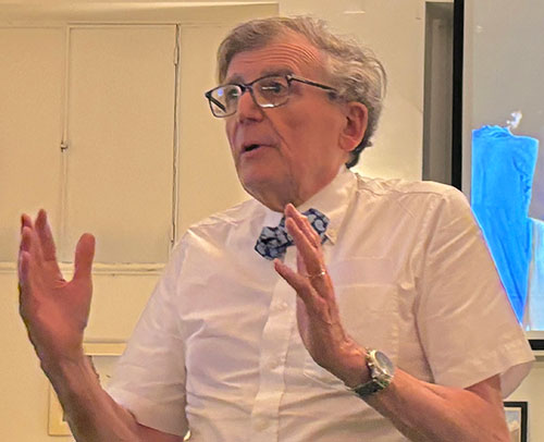 Joël Rochard, Président de la Société littéraire des Amis d’Émile Zola, addresses the banquet-goers