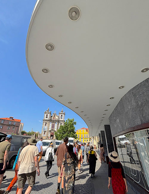 AIZEN group leaves the Batalha Centro de Cinema and continues on the tour