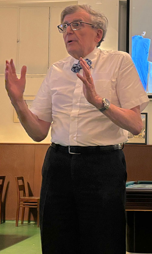 Joël Rochard, Président de la Société littéraire des Amis d’Émile Zola, addresses the banquet-goers