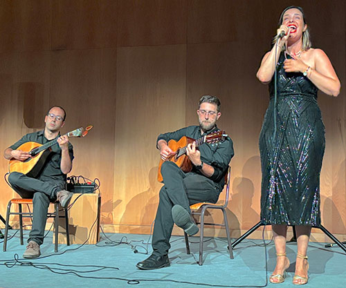 Destino Fado : Cláudia Madur and her musicians