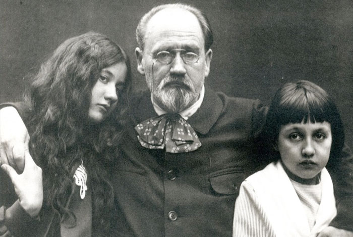 Émile Zola and his children. c. 1902 (Courtesy of Brigitte Émile-Zola)